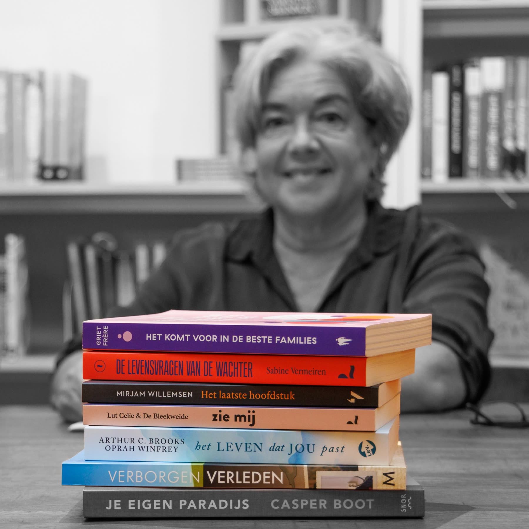 Sandra van den Nieuwenhof met een stapel boeken